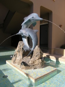 Zwei springende Delfine als Brunnen