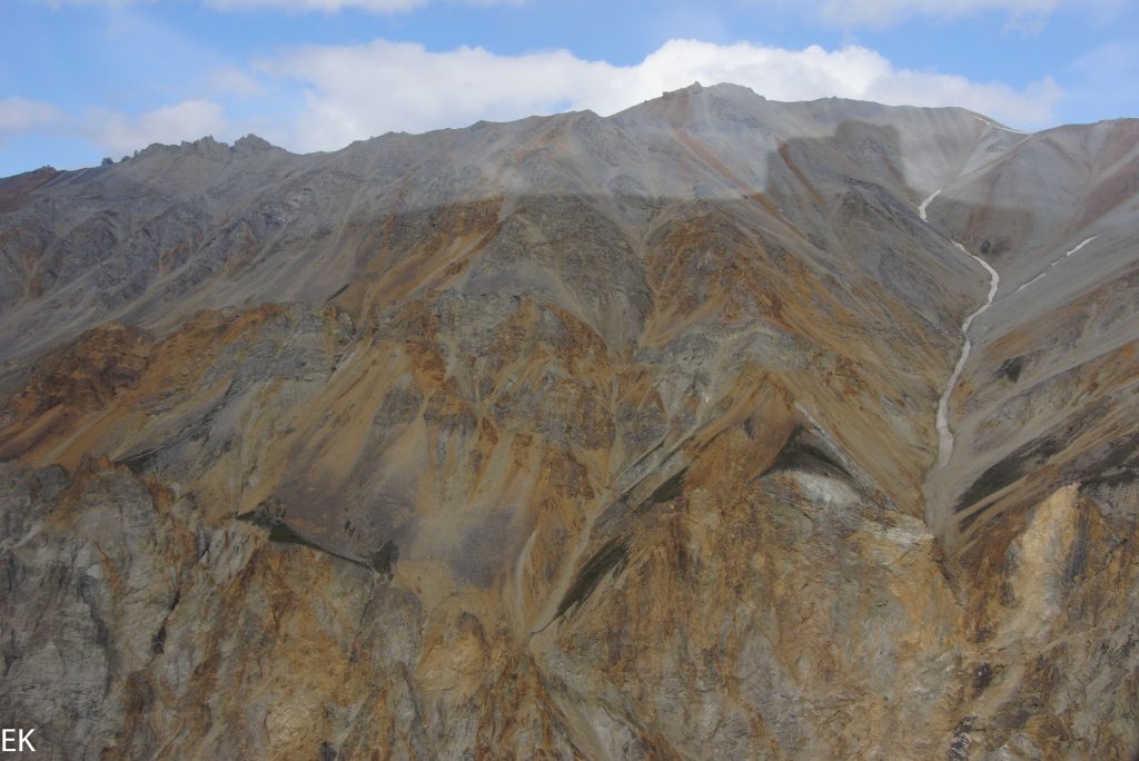 Bunte Berge in den Wrangell Mountains