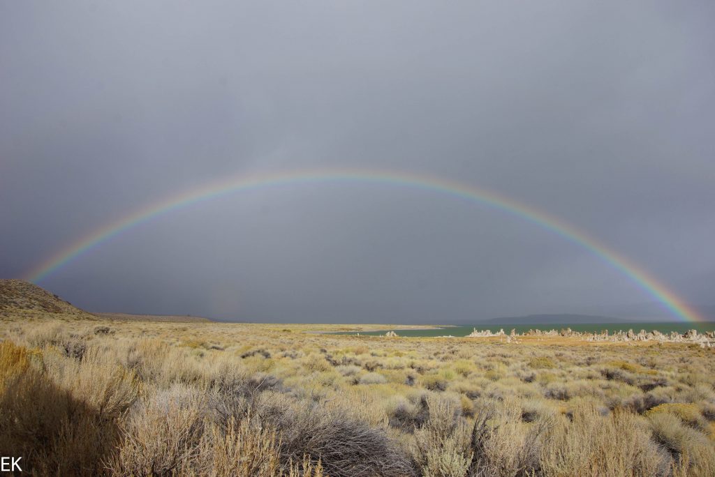 Regenbogen über dem Mono Lake